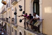 Tre piccoli immigrati lanciano vasi e bidoni su passanti e carabinieri