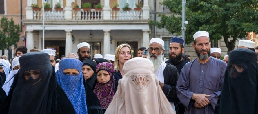 Islamico celebra invasione Monfalcone: guardate ora è il Bangladesh – VIDEO