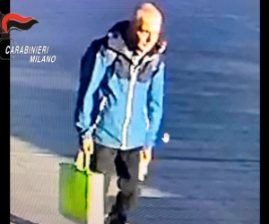 Milano, accoltellata in piazza Gae Aulenti: l’aggressione – VIDEO