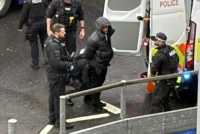 Assalto aeroporto Londra, risorsa aggredisce 21 passeggeri con spray urticante