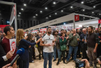 Teppisti rossi assaltano la fiera del libro: a guidarli il portaborse di Ilaria Salis