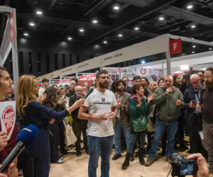 Teppisti rossi assaltano la fiera del libro: a guidarli il portaborse di Ilaria Salis