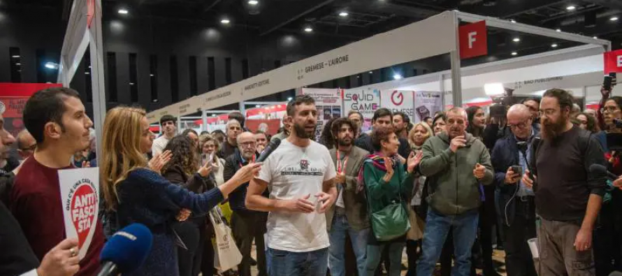 Teppisti rossi assaltano la fiera del libro: a guidarli il portaborse di Ilaria Salis