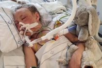 Bambina torna a casa da scuola ma incontra un migrante – FOTO