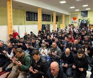 🟥 Piacenza: i musulmani pregano Allah nel palazzo del Comune