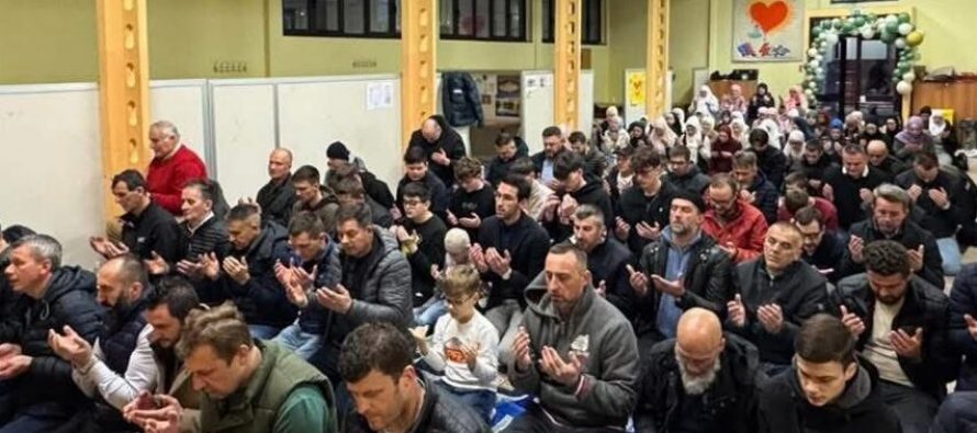 🟥 Piacenza: i musulmani pregano Allah nel palazzo del Comune