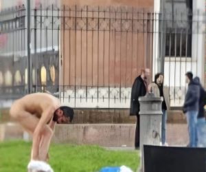 Immigrati nudi in giro per Roma ‘grazie’ a chi li accoglie