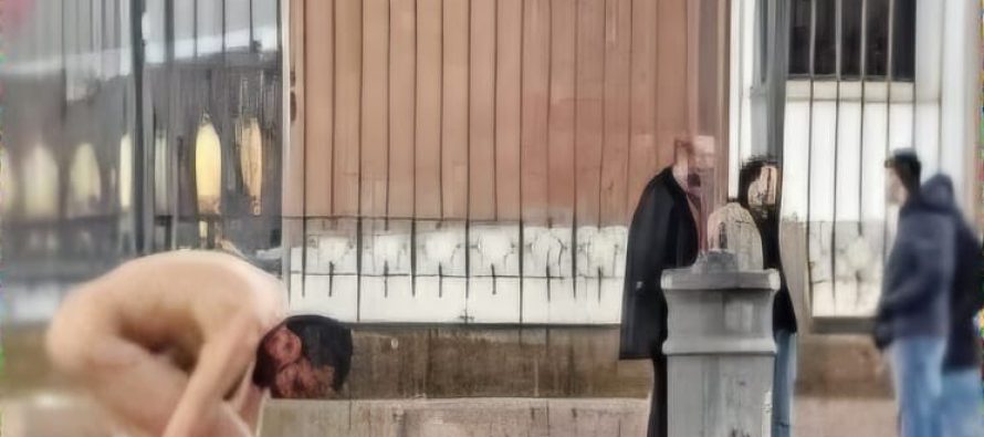 Immigrati nudi in giro per Roma ‘grazie’ a chi li accoglie