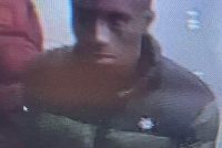 AFRICANO ACCOLTELLA TRE DONNE SULLA METRO DI PARIGI – FOTO