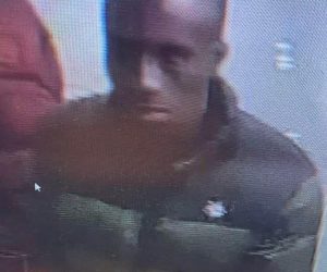 AFRICANO ACCOLTELLA TRE DONNE SULLA METRO DI PARIGI – FOTO