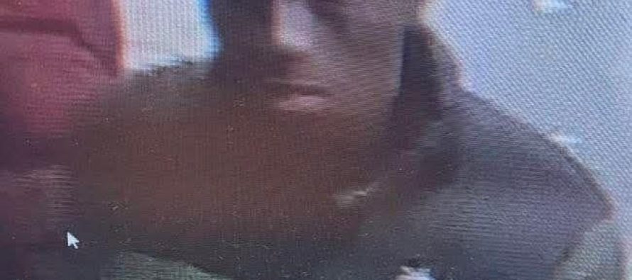 AFRICANO ACCOLTELLA TRE DONNE SULLA METRO DI PARIGI – FOTO