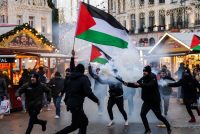 Islamici pro-Gaza calpestano il Natale: invadono i mercatini di Natale – VIDEO