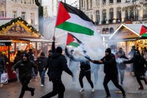 Islamici pro-Gaza calpestano il Natale: invadono i mercatini di Natale – VIDEO