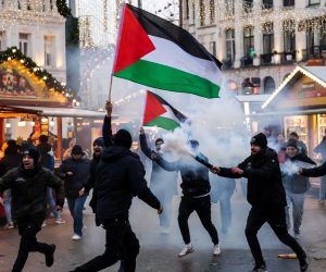 Islamici pro-Gaza calpestano il Natale: invadono i mercatini di Natale – VIDEO
