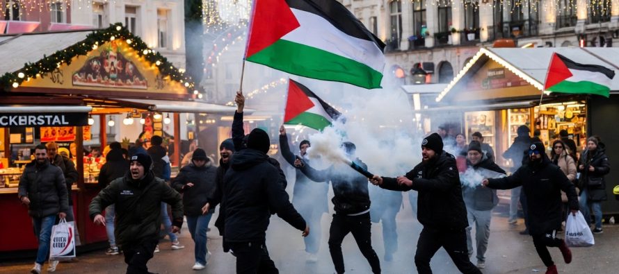 Islamici pro-Gaza calpestano il Natale: invadono i mercatini di Natale – VIDEO