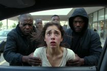 Sequestrata nel centro commerciale e stuprata «Ti uccidiamo se non vieni con noi»