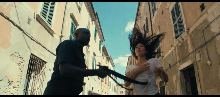 Donna italiana presa a cinghiate da africano a Sassari – VIDEO