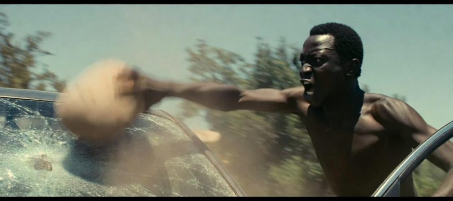 Con pietra sfonda parabrezza auto in transito: strage sfiorata, straniero 17enne