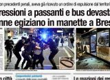 Picchia i passanti con una cintura e spacca il vetro di un bus