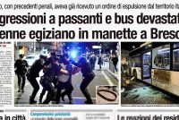 Picchia i passanti con una cintura e spacca il vetro di un bus