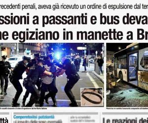 Picchia i passanti con una cintura e spacca il vetro di un bus