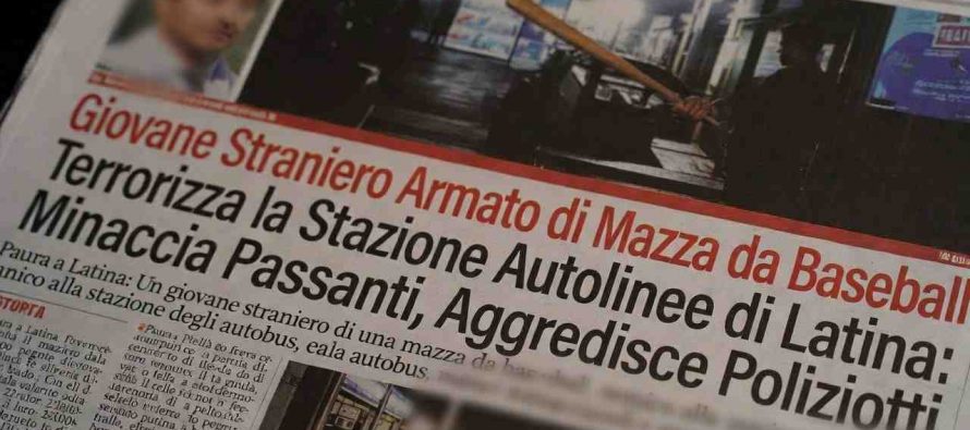 Immigrato aggredisce i passanti con una mazza da baseball
