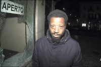 Africano armato di machete sfonda vetrina locale appena aperto – VIDEO