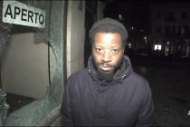 Africano armato di machete sfonda vetrina locale appena aperto – VIDEO