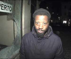 Africano armato di machete sfonda vetrina locale appena aperto – VIDEO