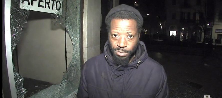 Africano armato di machete sfonda vetrina locale appena aperto – VIDEO