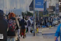 Natale a Milano: migliaia immigrati in fila per cibo e regali gratis – VIDEO