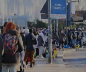Natale a Milano: migliaia immigrati in fila per cibo e regali gratis – VIDEO