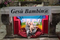 Il prete dei barconi cambia sesso a Gesù Bambino