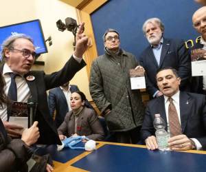 Una minoranza violenta ed eversiva vuole impedire la REMIGRAZIONE