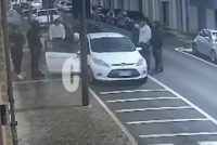 Circondati e picchiati da 10 nordafricani: «Presto venite, il mio amico è svenuto»