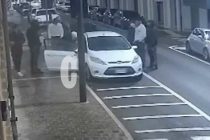 Circondati e picchiati da 10 nordafricani: «Presto venite, il mio amico è svenuto»