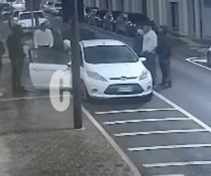 Circondati e picchiati da 10 nordafricani: «Presto venite, il mio amico è svenuto»