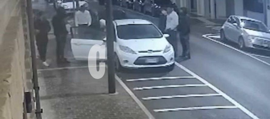 Circondati e picchiati da 10 nordafricani: «Presto venite, il mio amico è svenuto»