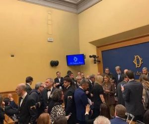 Camera: la Sinistra Occupa ma è Boom di Firme per la Remigrazione!