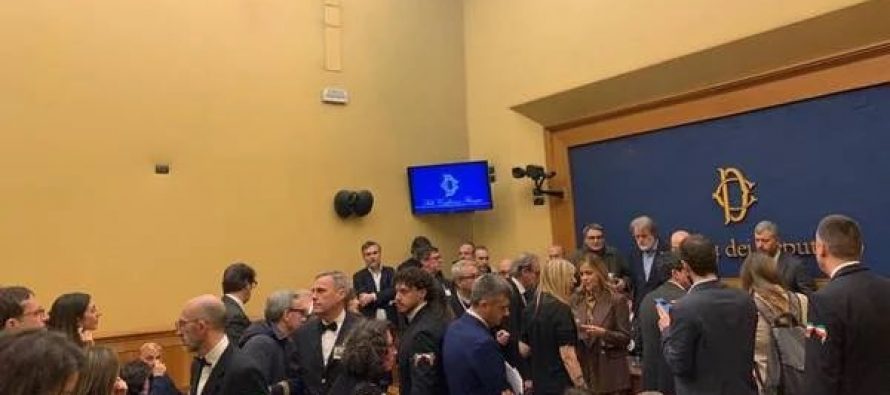 Camera: la Sinistra Occupa ma è Boom di Firme per la Remigrazione!