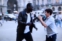 Nigeriano palpeggia ragazzo italiano in strada con la famiglia: “Lui lo Vuole”