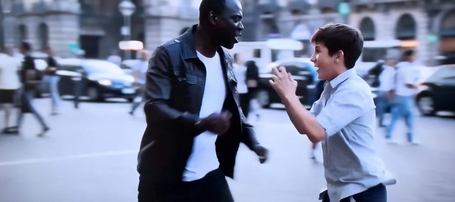 Nigeriano palpeggia ragazzo italiano in strada con la famiglia: “Lui lo Vuole”