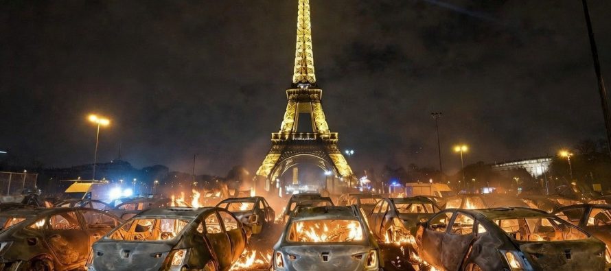 Francia in fiamme per l’Algeria: auto bruciate e assalti – VIDEO