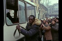 Africano frusta passanti e sfascia bus: aveva un ‘avviso orale’