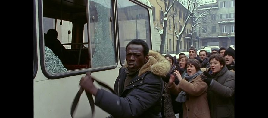 Africano frusta passanti e sfascia bus: aveva un ‘avviso orale’