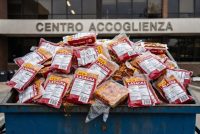 Migranti sprecano il cibo: 50 pasti intatti nella spazzatura al centro accoglienza