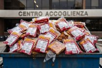 Migranti sprecano il cibo: 50 pasti intatti nella spazzatura al centro accoglienza