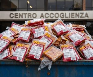 Migranti sprecano il cibo: 50 pasti intatti nella spazzatura al centro accoglienza