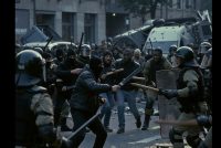 Maranza armati di mannaie e mazze attaccano poliziotti: guerriglia razziale a Torino