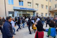 Parenti rom ucciso durante rapina assaltano ospedale